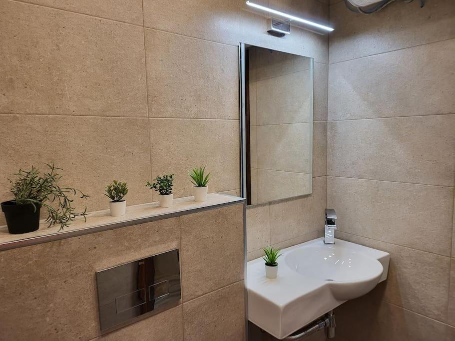 Stylish Apartment Near City Center Plovdiv Exterior photo